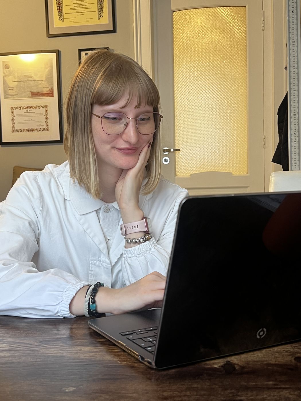 Beatrice durante una consulenza